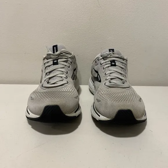 Brooks ghost DNA 15 women’s running and walking gym sneakers size 8 gray