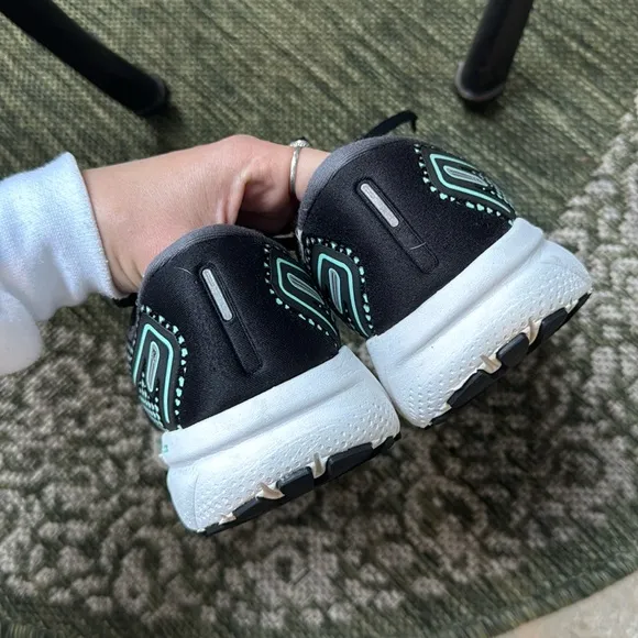 Brooks • Women's Ghost 14 WIDE Sneakers EUC
