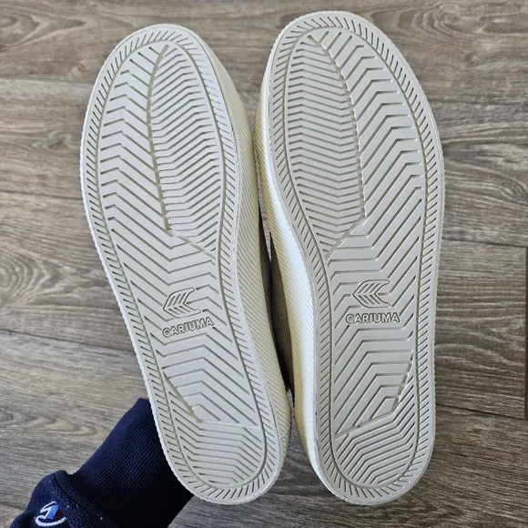 Cariuma OCA Low Suede Sneaker in Cloud Grey Men's Size 7