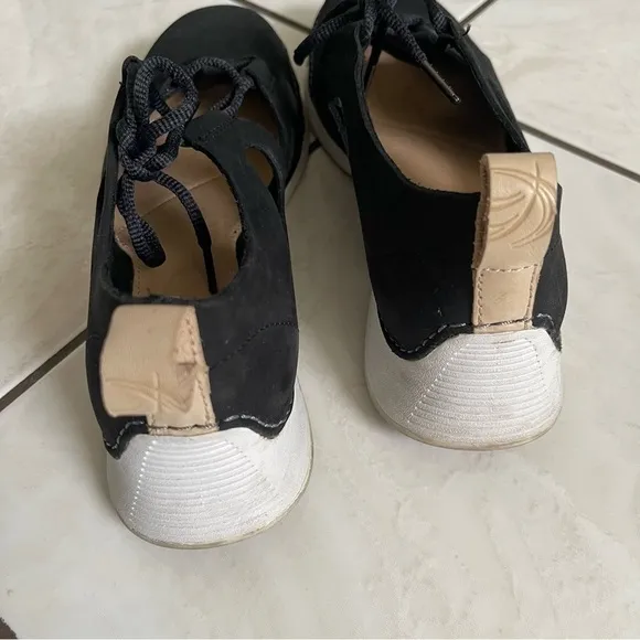 Clarks Nubuck Ballet Flat Sneakers Black Leather Lace Up Casula Comfy Size 8
