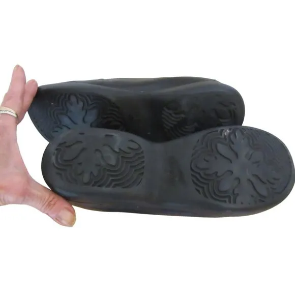 Dansko Black Leather Slip On Flat Loafer Shoes in Sz 39 Euro or 8.5-9 US