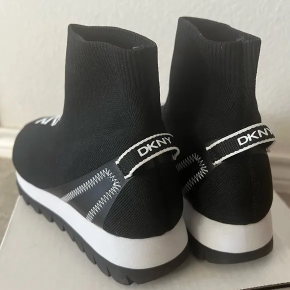 DKNY Sport Sneaker, Black &amp; White Size 9.5M New in Box