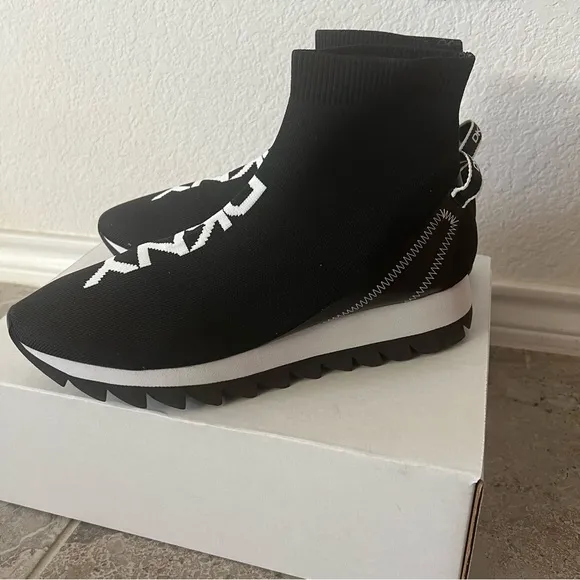 DKNY Sport Sneaker, Black &amp; White Size 9.5M New in Box
