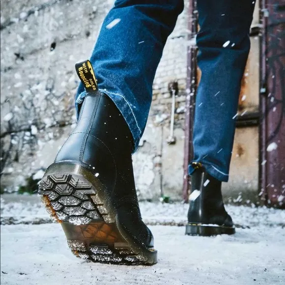 Dr Martens 1460 Blizzard waterproof warmwair boot SZ 8 NWT