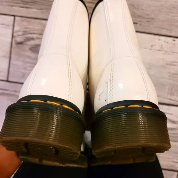 DR MARTENS 1460 Women's size 7 White smooth patent leather 8 eye lace-up boots