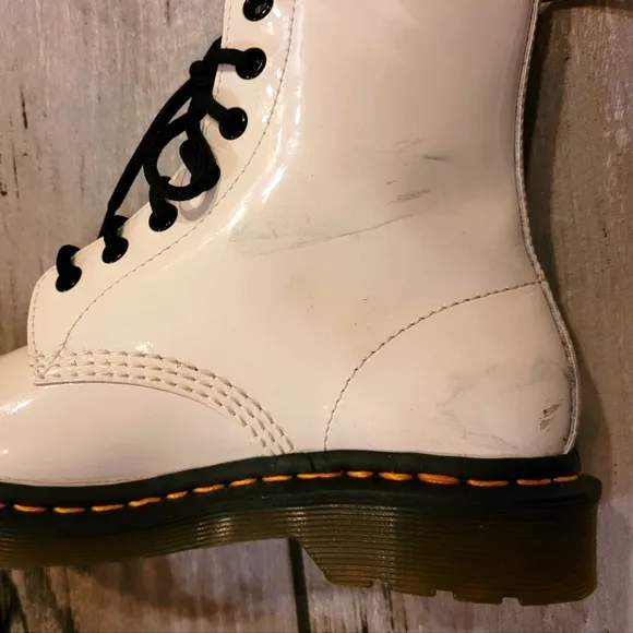 DR MARTENS 1460 Women's size 7 White smooth patent leather 8 eye lace-up boots