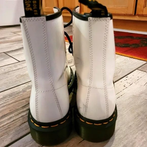 DR MARTENS 1460 Women's size 7 White smooth patent leather 8 eye lace-up boots