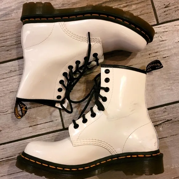 DR MARTENS 1460 Women's size 7 White smooth patent leather 8 eye lace-up boots