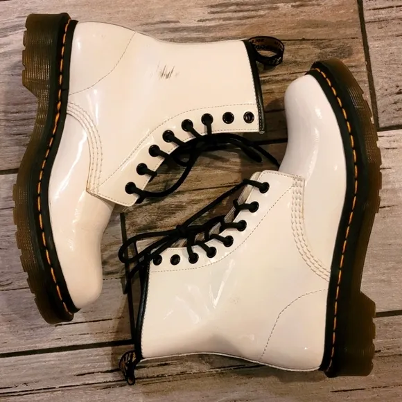 DR MARTENS 1460 Women's size 7 White smooth patent leather 8 eye lace-up boots