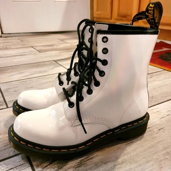 DR MARTENS 1460 Women's size 7 White smooth patent leather 8 eye lace-up boots