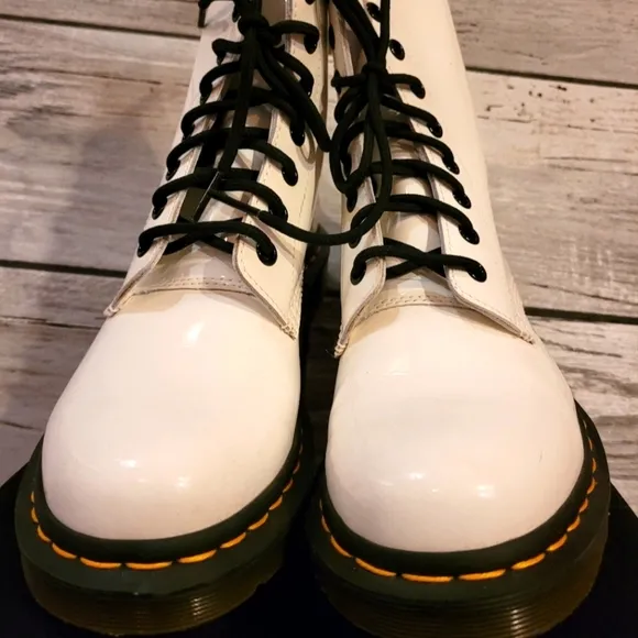 DR MARTENS 1460 Women's size 7 White smooth patent leather 8 eye lace-up boots