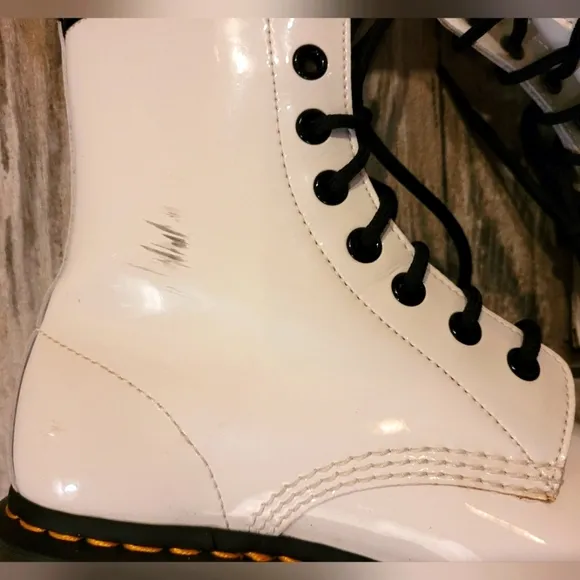 DR MARTENS 1460 Women's size 7 White smooth patent leather 8 eye lace-up boots
