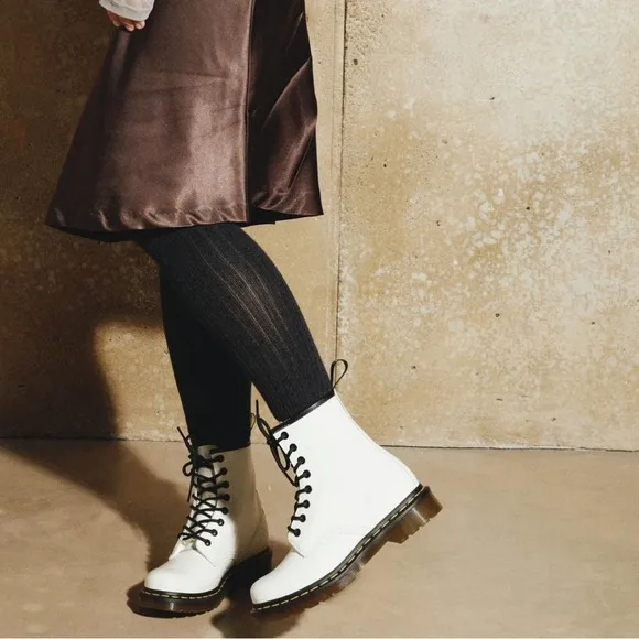 Dr. Martens 1460 WOMEN'S White SMOOTH LEATHER LACE UP BOOTS Sz 7 Unisex Grunge