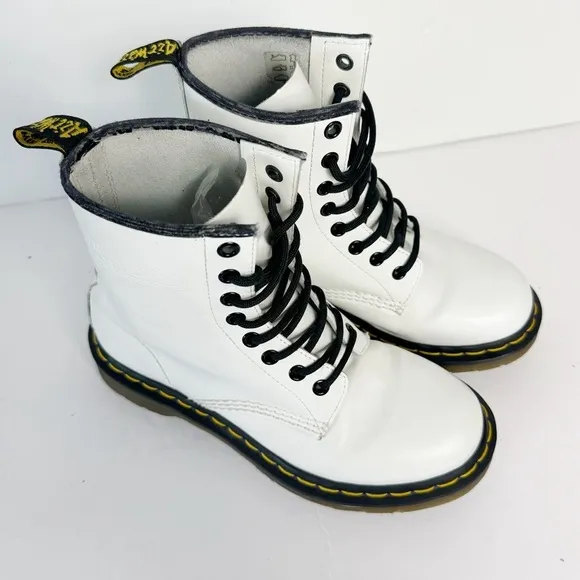 Dr. Martens 1460 WOMEN'S White SMOOTH LEATHER LACE UP BOOTS Sz 7 Unisex Grunge