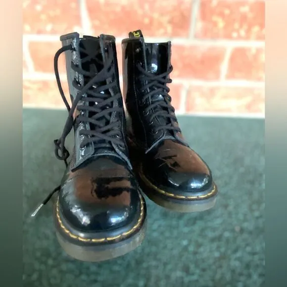 Dr Martens 1460 8 eye  patent leather boots