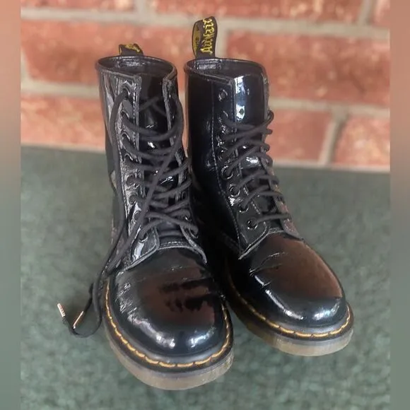 Dr Martens 1460 8 eye  patent leather boots