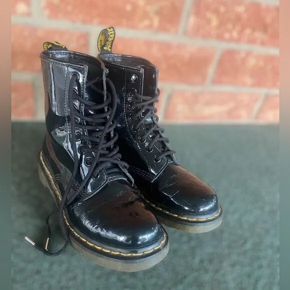 Dr Martens 1460 8 eye  patent leather boots