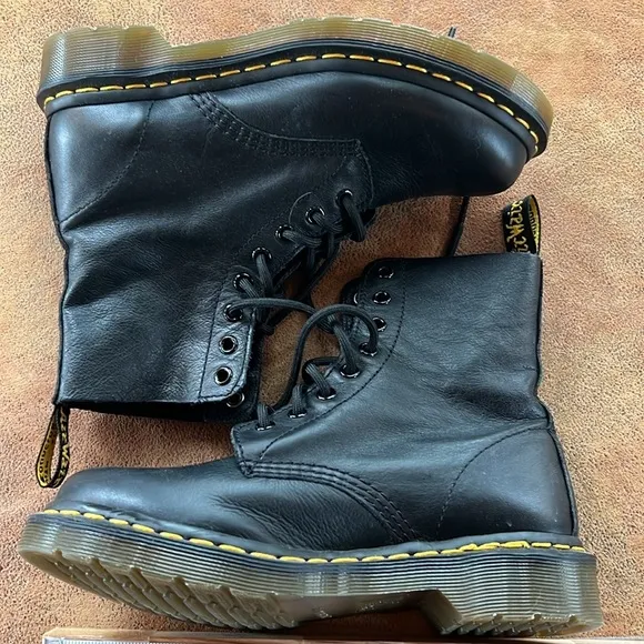 Dr. Martens air cushion sole Black Leather Lace up Combat Boots. Size 6