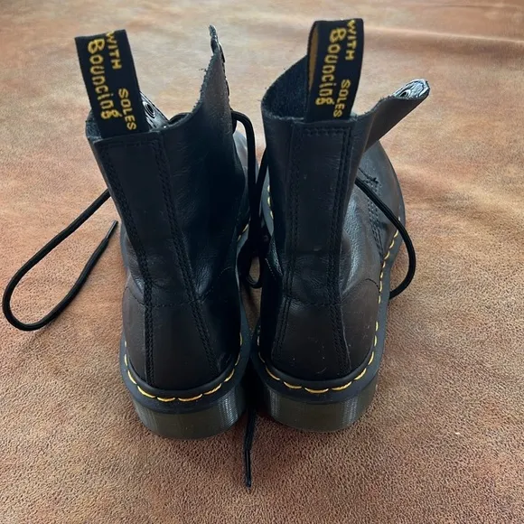 Dr. Martens air cushion sole Black Leather Lace up Combat Boots. Size 6