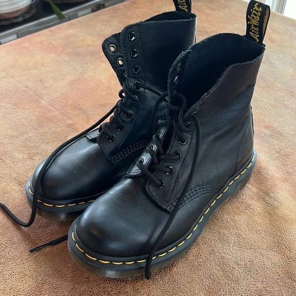 Dr. Martens air cushion sole Black Leather Lace up Combat Boots. Size 6