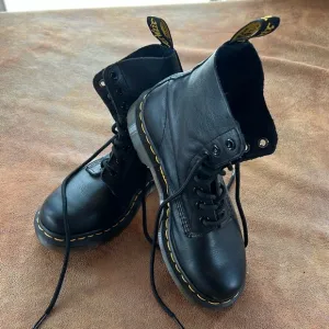 Dr. Martens air cushion sole Black Leather Lace up Combat Boots. Size 6