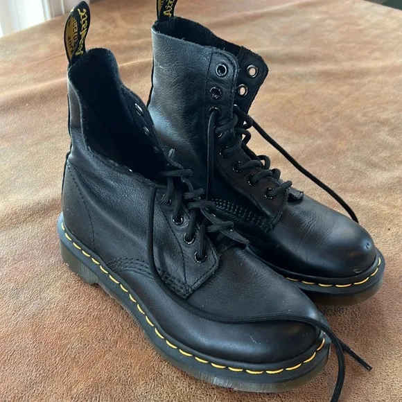Dr. Martens air cushion sole Black Leather Lace up Combat Boots. Size 6
