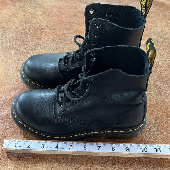 Dr. Martens air cushion sole Black Leather Lace up Combat Boots. Size 6