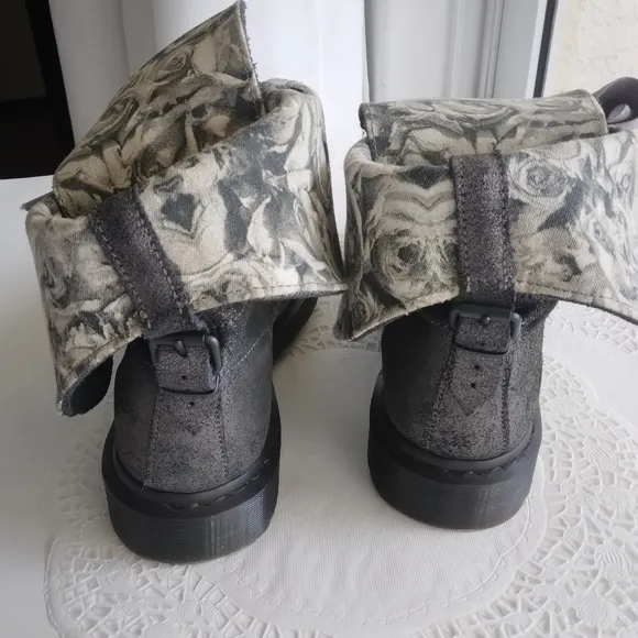 Dr. Martens Boots 8