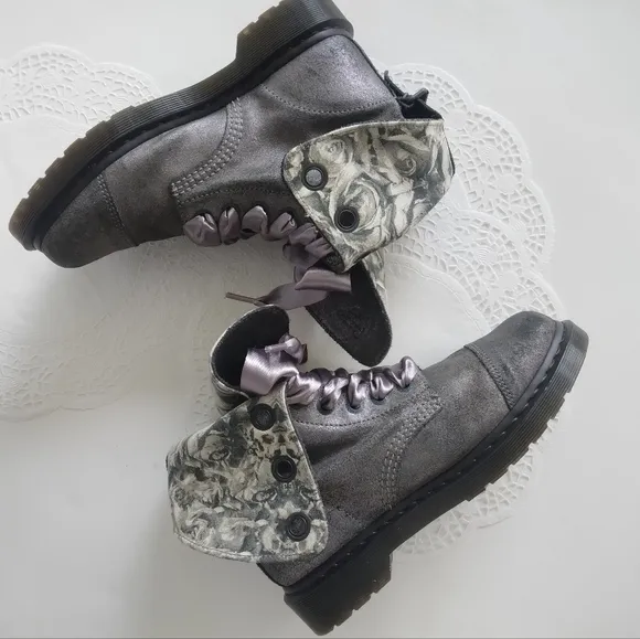 Dr. Martens Boots 8