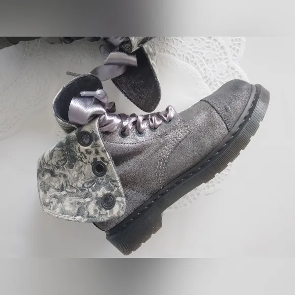 Dr. Martens Boots 8