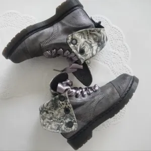 Dr. Martens Boots 8