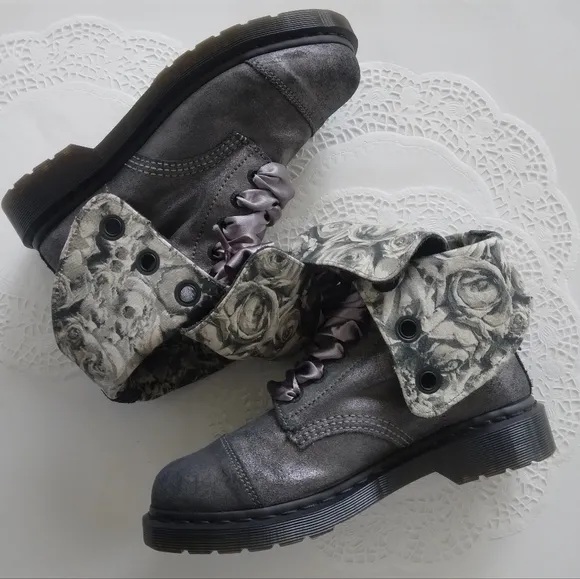 Dr. Martens Boots 8