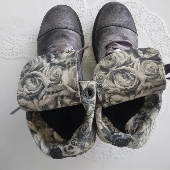 Dr. Martens Boots 8