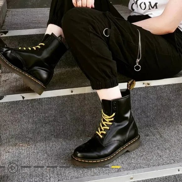 Dr Martens Smooth Leather Combat Boots Air Wazir black Size 6 nwt in box