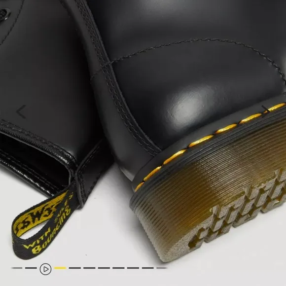 Dr Martens Smooth Leather Combat Boots Air Wazir black Size 6 nwt in box