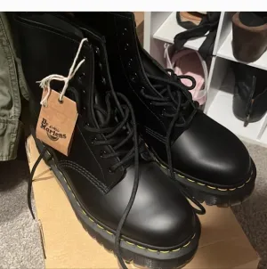 Dr Martens Smooth Leather Combat Boots Air Wazir black Size 6 nwt in box