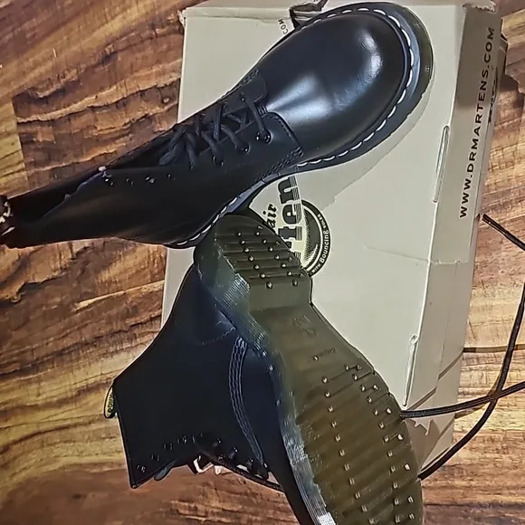 Dr Martens Smooth Leather Combat Boots Air Wazir black Size 6 nwt in box