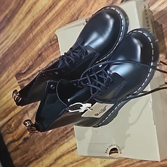 Dr Martens Smooth Leather Combat Boots Air Wazir black Size 6 nwt in box