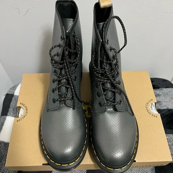 Dr Martens VEGAN 1460 METALLIC EMBOSS LACE UP BOOTS - NO BOX
