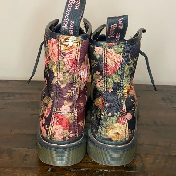Dr. Martens Victorian Flowers Floral Canvas Boots Docs 11821 Black Pink Size 9