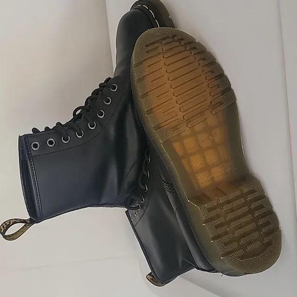 DR. MARTENS Doc's BOOTS Color Black Leather Unisex Size 7 Women's &amp; 6 Me…
