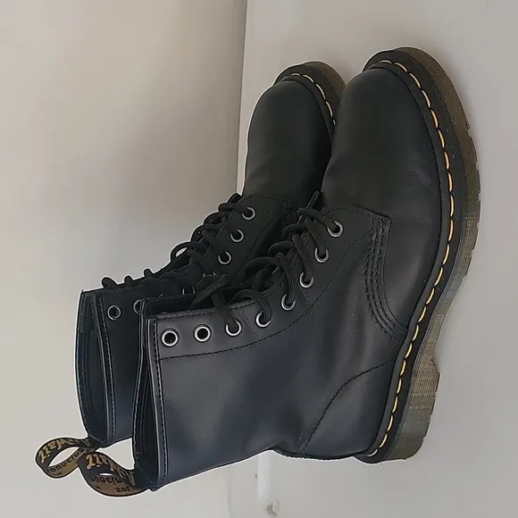 DR. MARTENS Doc's BOOTS Color Black Leather Unisex Size 7 Women's &amp; 6 Me…