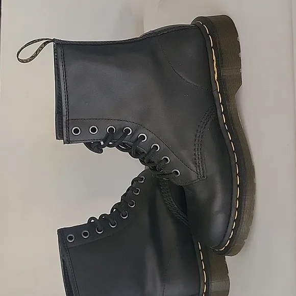 DR. MARTENS Doc's BOOTS Color Black Leather Unisex Size 7 Women's &amp; 6 Me…