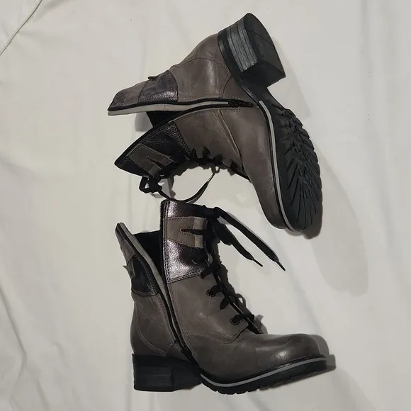 Dromedaris Kara Velvet Leather Laced Up Ankle Boots