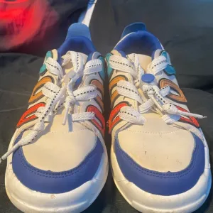 Dynamic Blue and Red Sneakers with Sporty Design