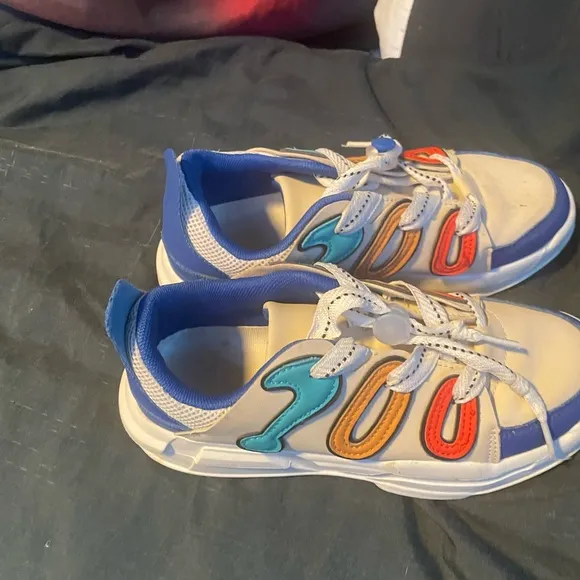 Dynamic Blue and Red Sneakers with Sporty Design