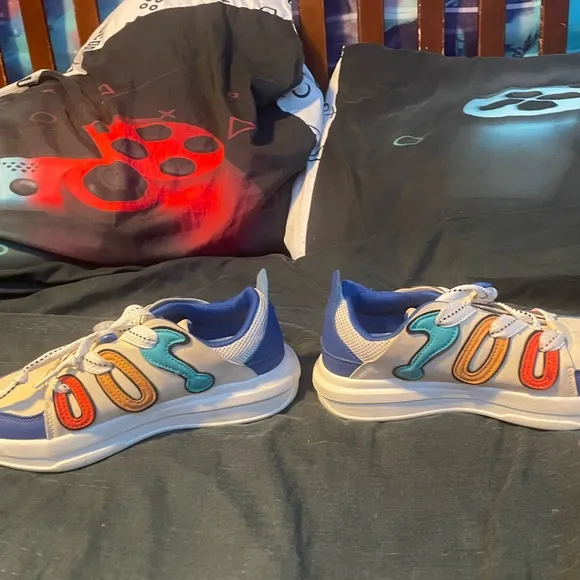 Dynamic Blue and Red Sneakers with Sporty Design