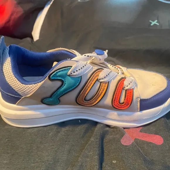 Dynamic Blue and Red Sneakers with Sporty Design