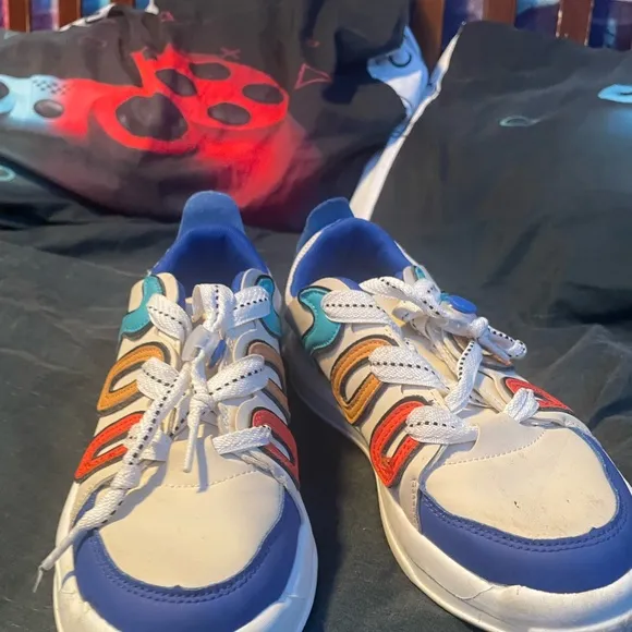 Dynamic Blue and Red Sneakers with Sporty Design