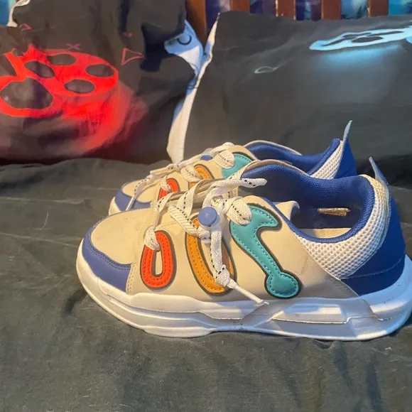 Dynamic Blue and Red Sneakers with Sporty Design
